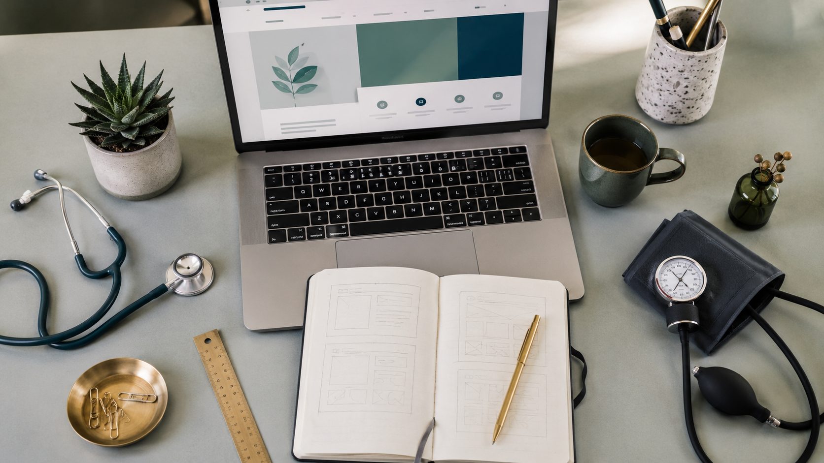 Top-down flat-lay van huisarts website ontwerpproces met wireframe schetsen
